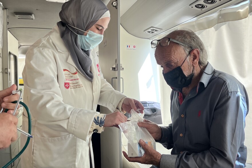Eine Frau leistet im Libanon einem Mann medizinische Hilfe Eine Frau leistet im Libanon einem Mann medizinische Hilfe