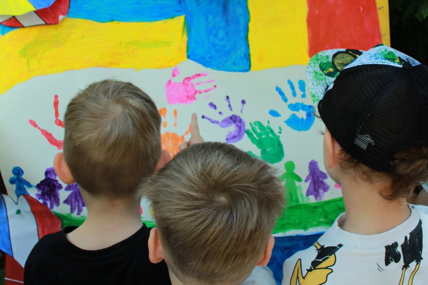 Drei Kinder beim Malen mit Fingerfarben 