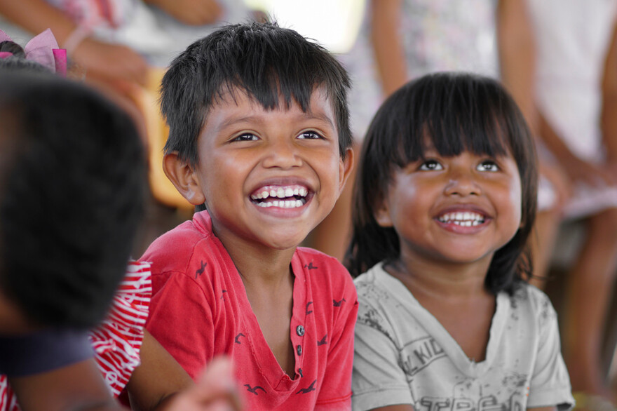 Zwei lächelnde Kleinkinder in den Philippinen