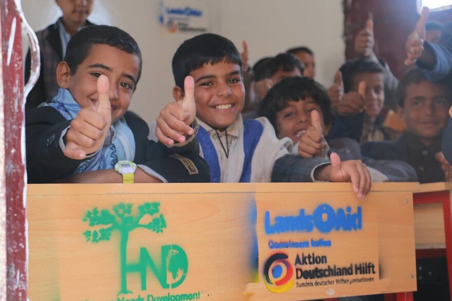 Kinder in einer Schule im Jemen zeigen lächend den Daumen nach oben. Kinder in einer Schule im Jemen zeigen lächend den Daumen nach oben.