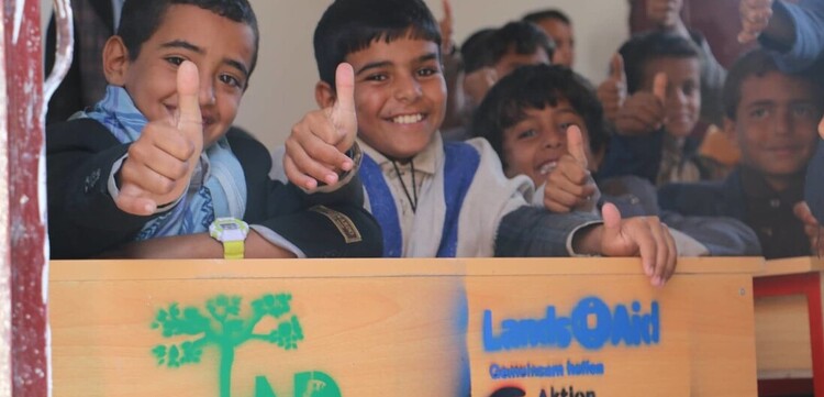 Kinder in einer Schule im Jemen zeigen lächend den Daumen nach oben. Kinder in einer Schule im Jemen zeigen lächend den Daumen nach oben.