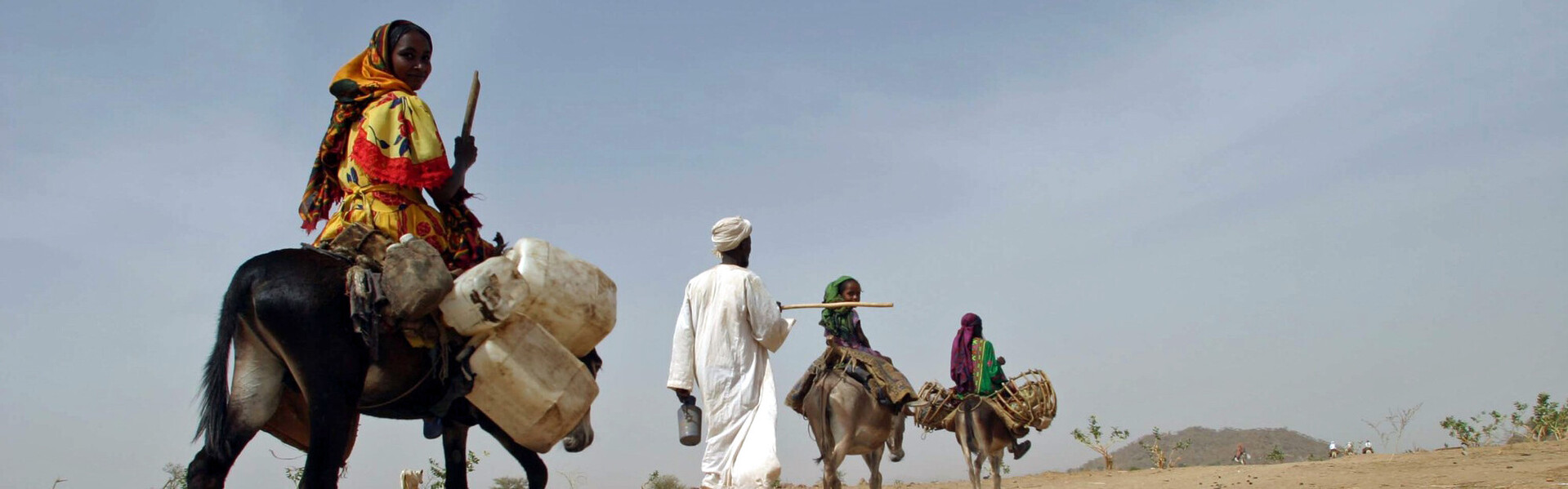 Menschen im Sudan fliehen auf Eseln vor der Gewalt und dem Hunger im Land