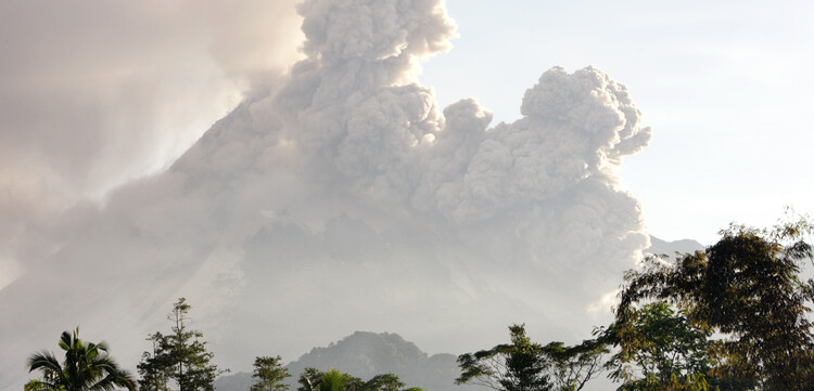 Aschewolken steigen nach einem Vulkanausbruch in den Himmel 