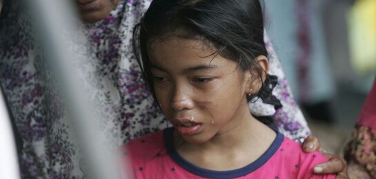 Ein Mädchen weint nachdem ein Erdbeben Indonesien erschüttert hat.