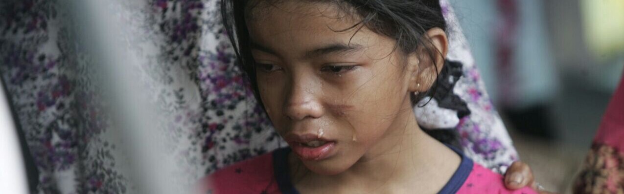Ein Mädchen weint nach dem Erdbeben Indonesien erschüttert hat.