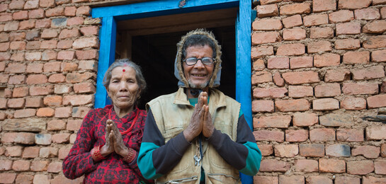 Ein Jahr ist seit dem schweren Erdbeben in Nepal vergangen und es wurde vieles erreicht. Unsere Bündnisorganisationen unterstützen die Betroffenen weiter beim Wiederaufbau, nachdem sie in den Tagen und Wochen nach dem Erdbeben Soforthilfe geleistet haben. 