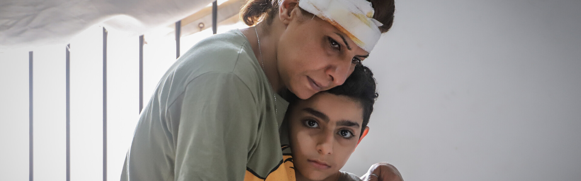 Nach der Explosion in Beirut: eine Mutter und ihr Sohn in der Hauptstadt des Libanon