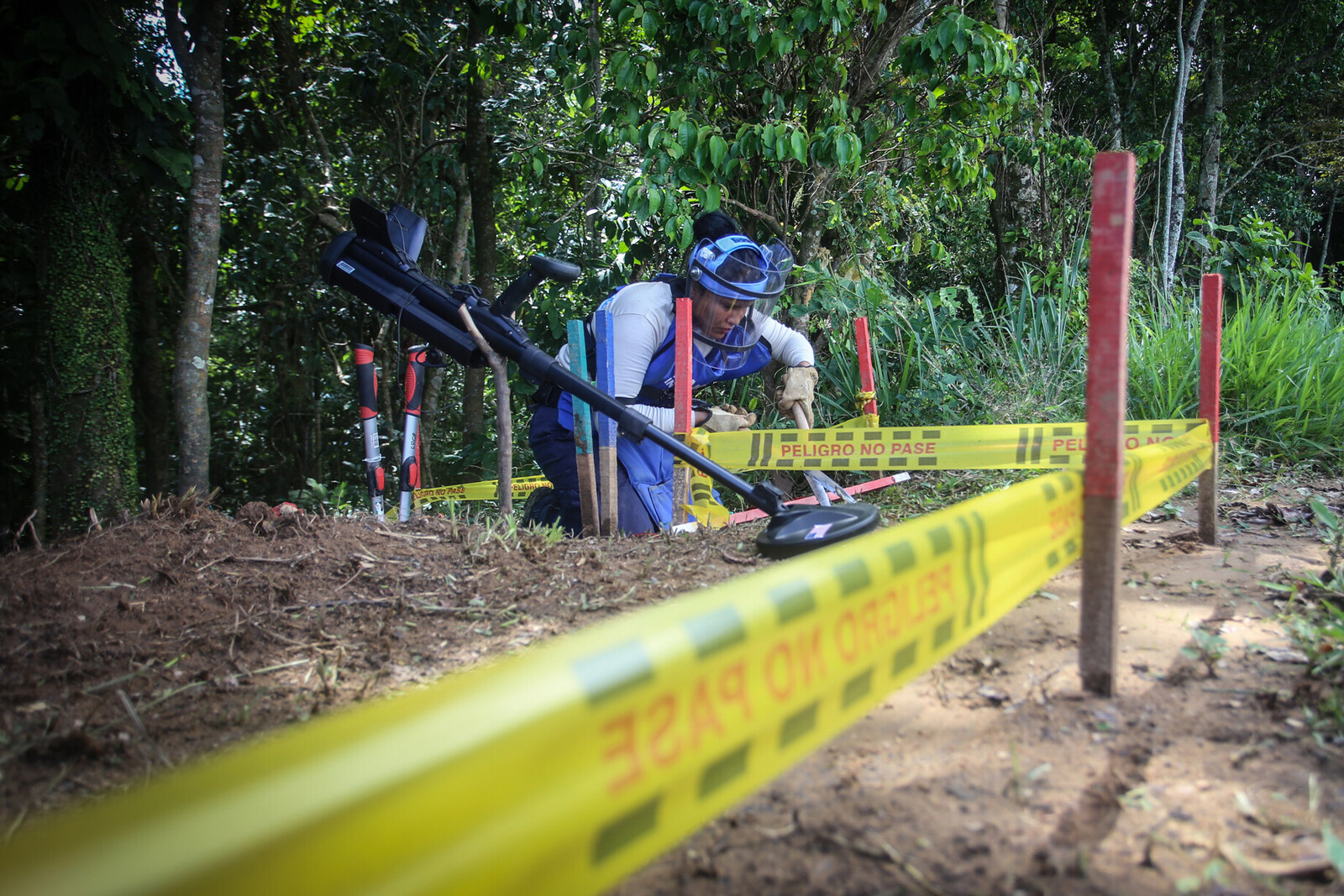 Frau entschärft Landminen in Kolumbien