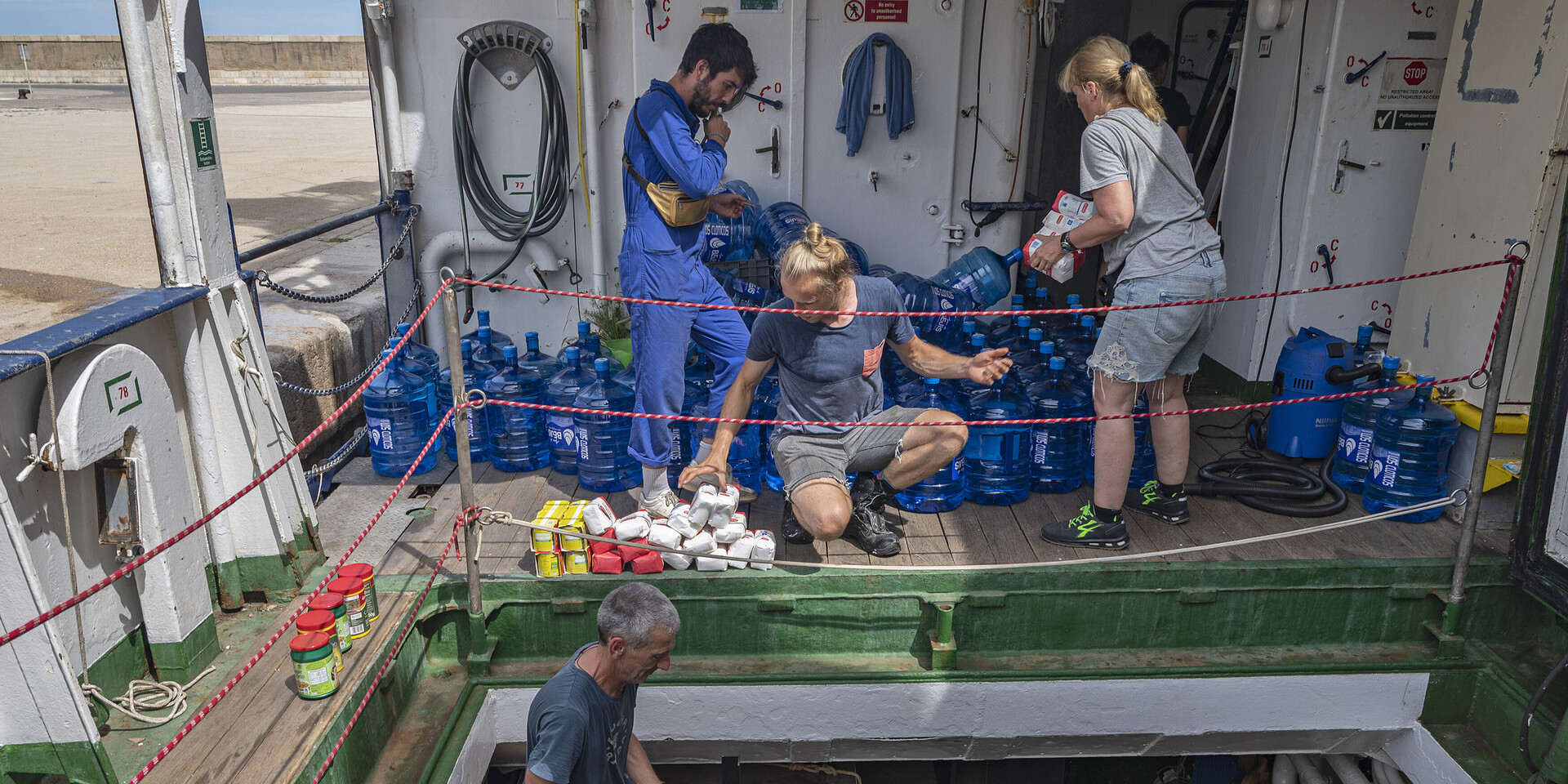 Helferinnen und Helfer verstauen auf der SOS Humanity Trinkwasser Helferinnen und Helfer verstauen auf der SOS Humanity Trinkwasser