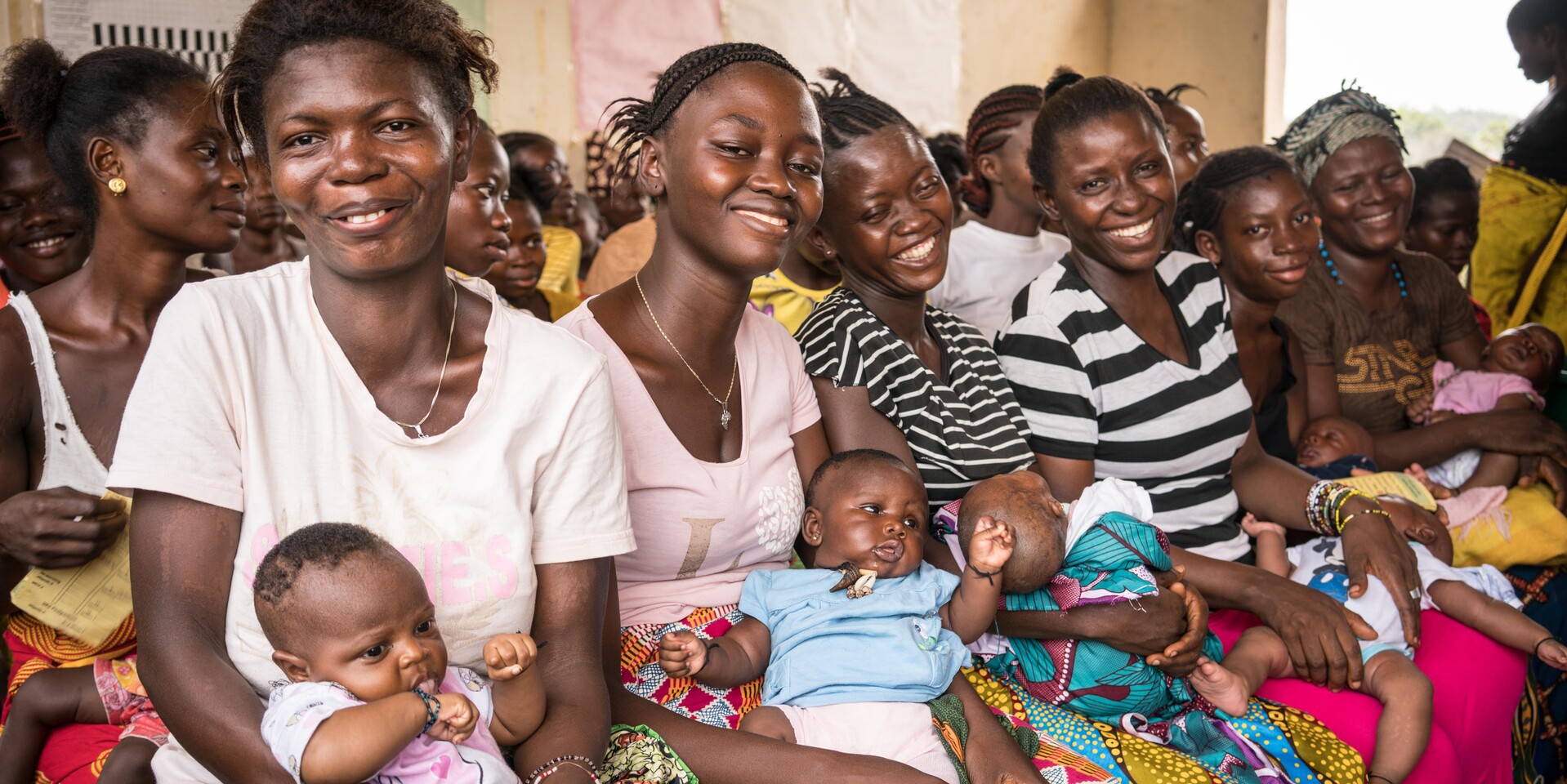 Frauen in einem Geburtenhaus in Sierra Leone mit ihren Babys auf dem Schoß 