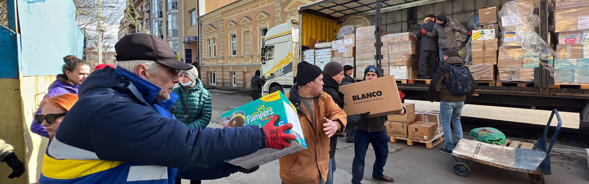 Eine Lieferung mit Hilfsgütern erreicht die Menschen in der Ukraine
