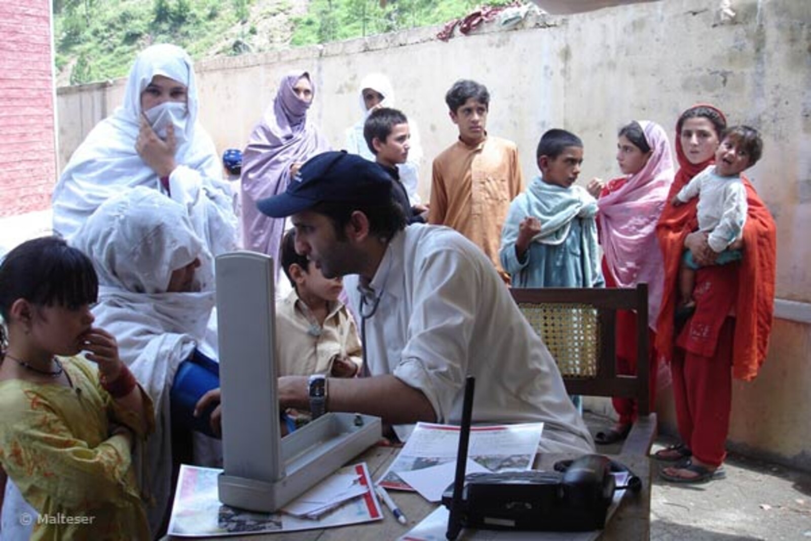 Flut Pakistan: Arzt untersucht ein Mädchen
