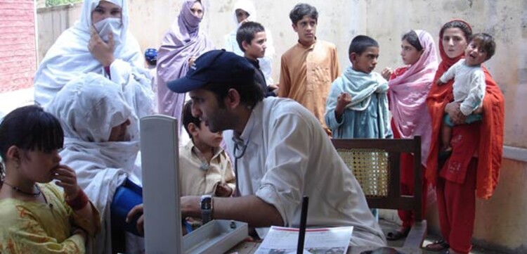 untesuchung-maedchen Flut Pakistan: Arzt untersucht ein Mädchen