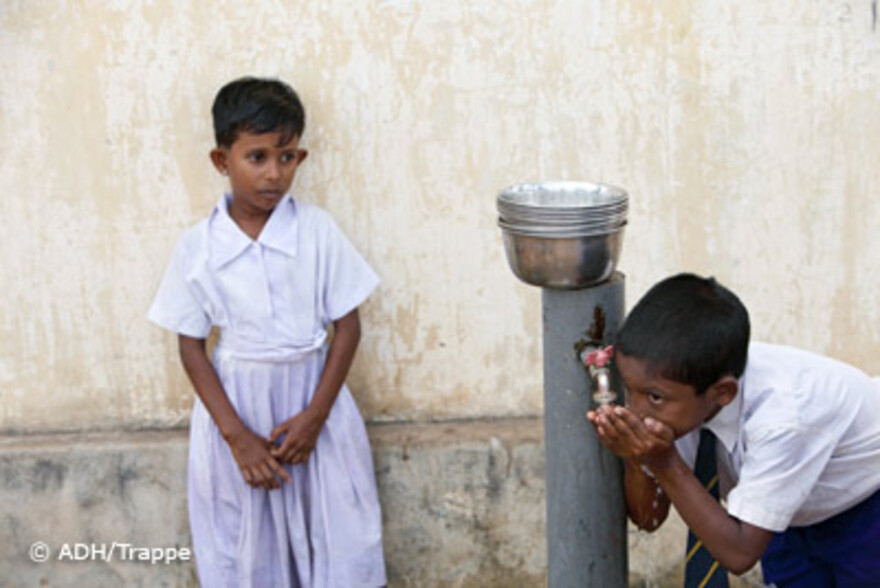 Schüler trinken sauberes Wasser