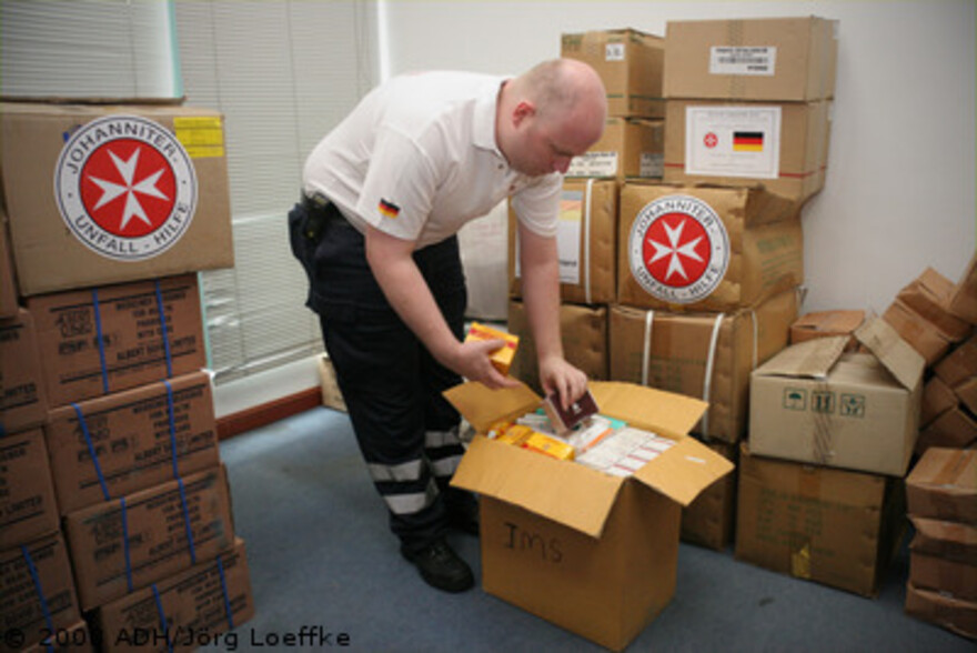 Zyklon in Birma: Dr. med. Gerald Rippberger beim zusammen stellen der Hilfslieferung