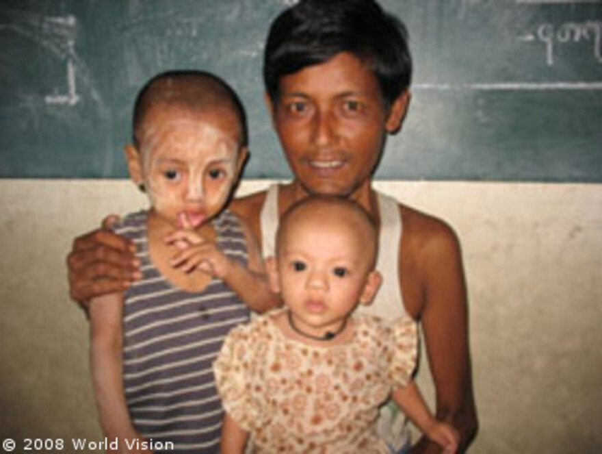 Zyklon Myanmar: Vater mit Kindern