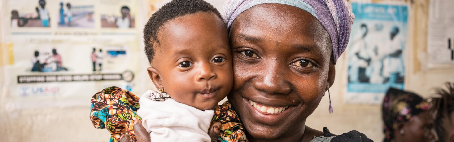 Eine Frau mit ihrem Baby in Sierra Leone
