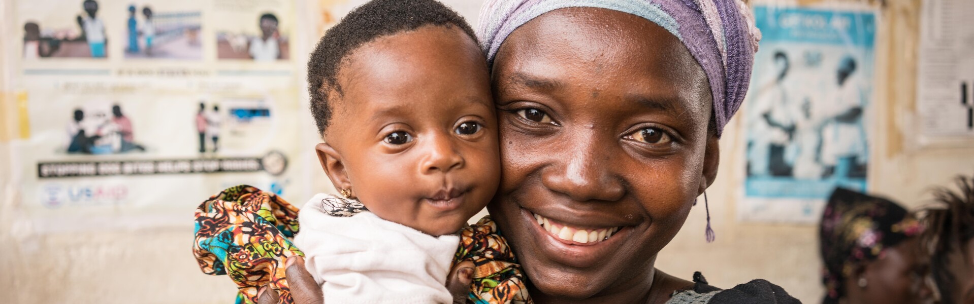 Eine Frau hat ihr Baby in der Entbindungsstation von action medeor in Sierra Leone zur Welt gebracht 