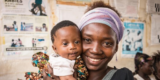 Eine Frau mit ihrem Baby in Sierra Leone