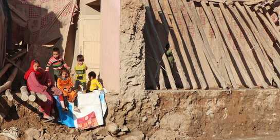 Menschen im Hochwassergebiet in Afghanistan