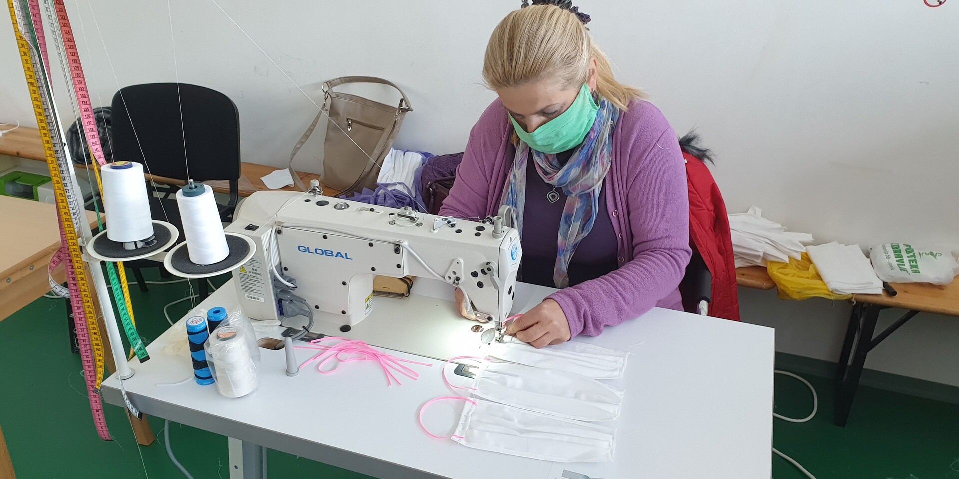 Eine Frau in Bosnien näht für bedürftige Familien Mundschutzmasken Eine Frau in Bosnien näht für bedürftige Familien Mundschutzmasken