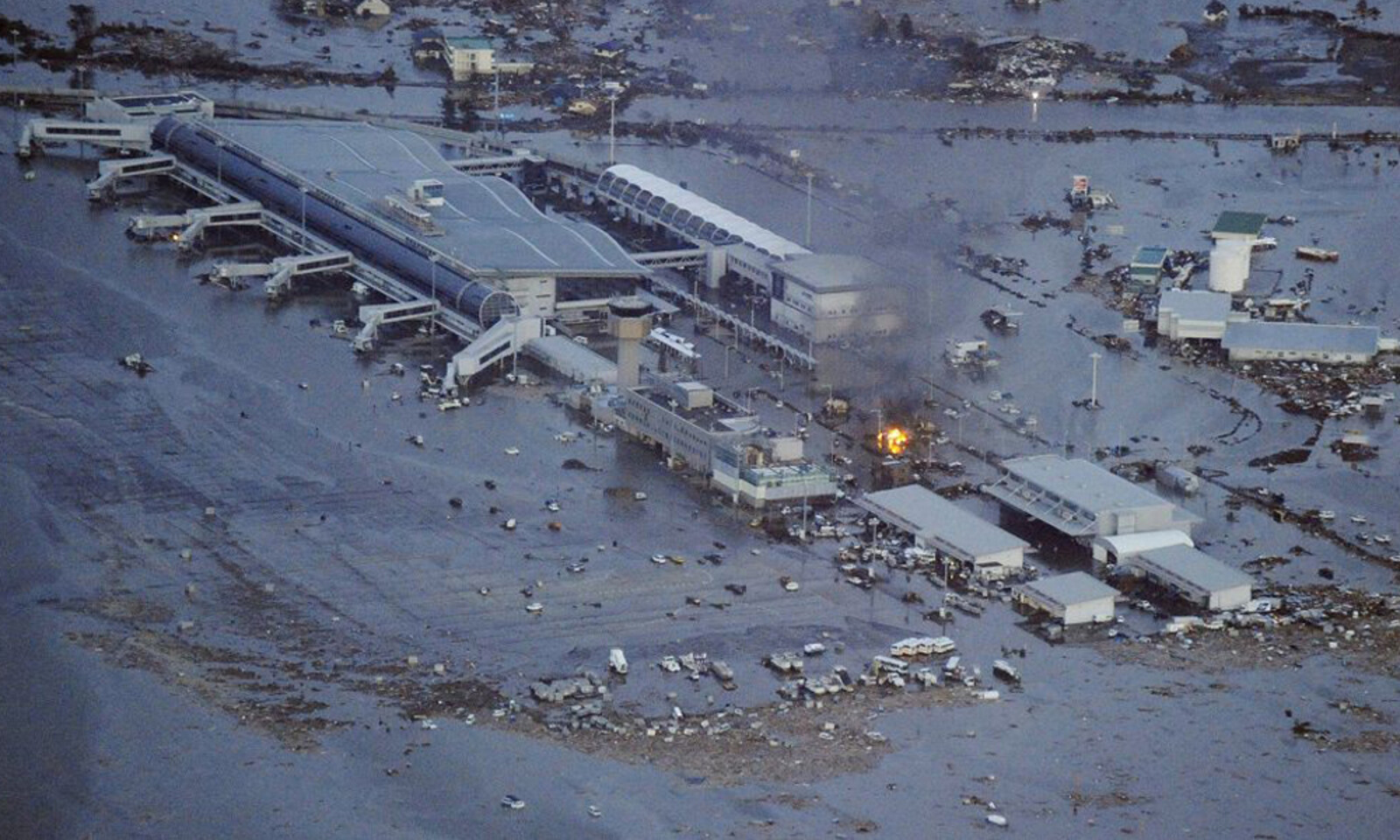 Ein Feuer am Flughafen von Sendai nach dem Tsunami. © REUTERS