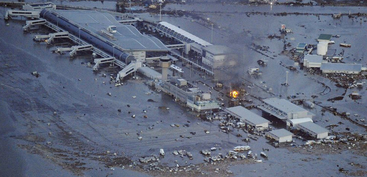 Ein Feuer am Flughafen von Sendai nach dem Tsunami. © REUTERS