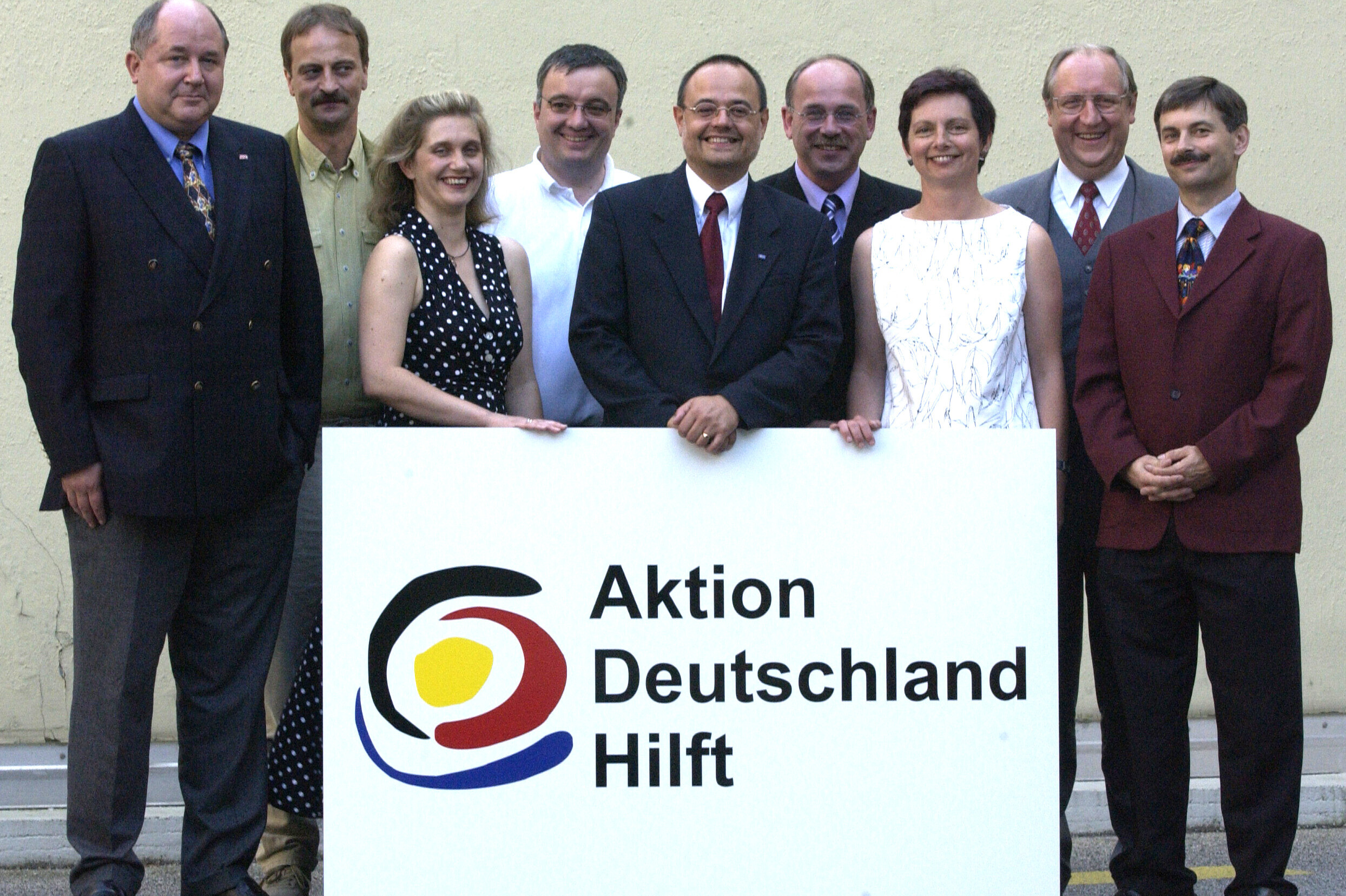 Vertreter:innen der Gründungsmitglieder des Bündnisses bei einer Pressekonferenz 2002 in Berlin
