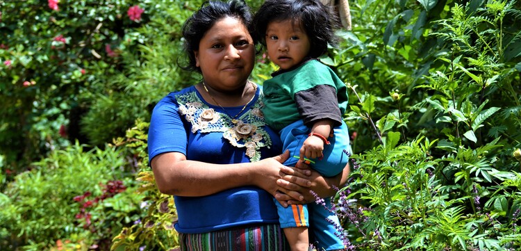 Frau und Kind bei Hilfsprojekt von AWO International in Guatemala Frau und Kind bei Hilfsprojekt von AWO International in Guatemala
