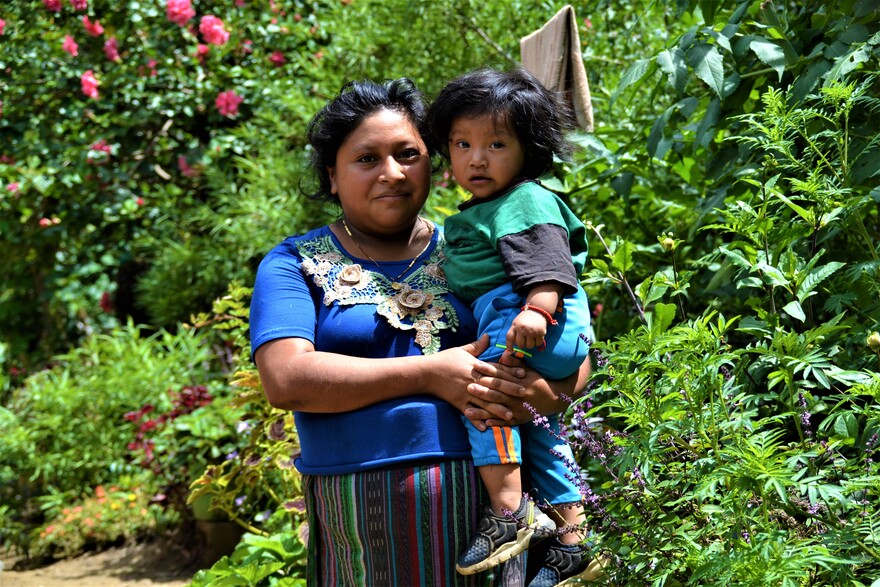 Frau und Kind bei Hilfsprojekt von AWO International in Guatemala Frau und Kind bei Hilfsprojekt von AWO International in Guatemala