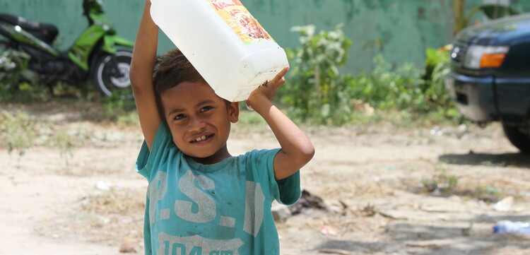Nach Erdbeben & Tsunami auf Sulawesi freut sich der kleine Junge Awan über sauberes Trinkwasser Nach Erdbeben & Tsunami auf Sulawesi freut sich der kleine Junge Awan über sauberes Trinkwasser