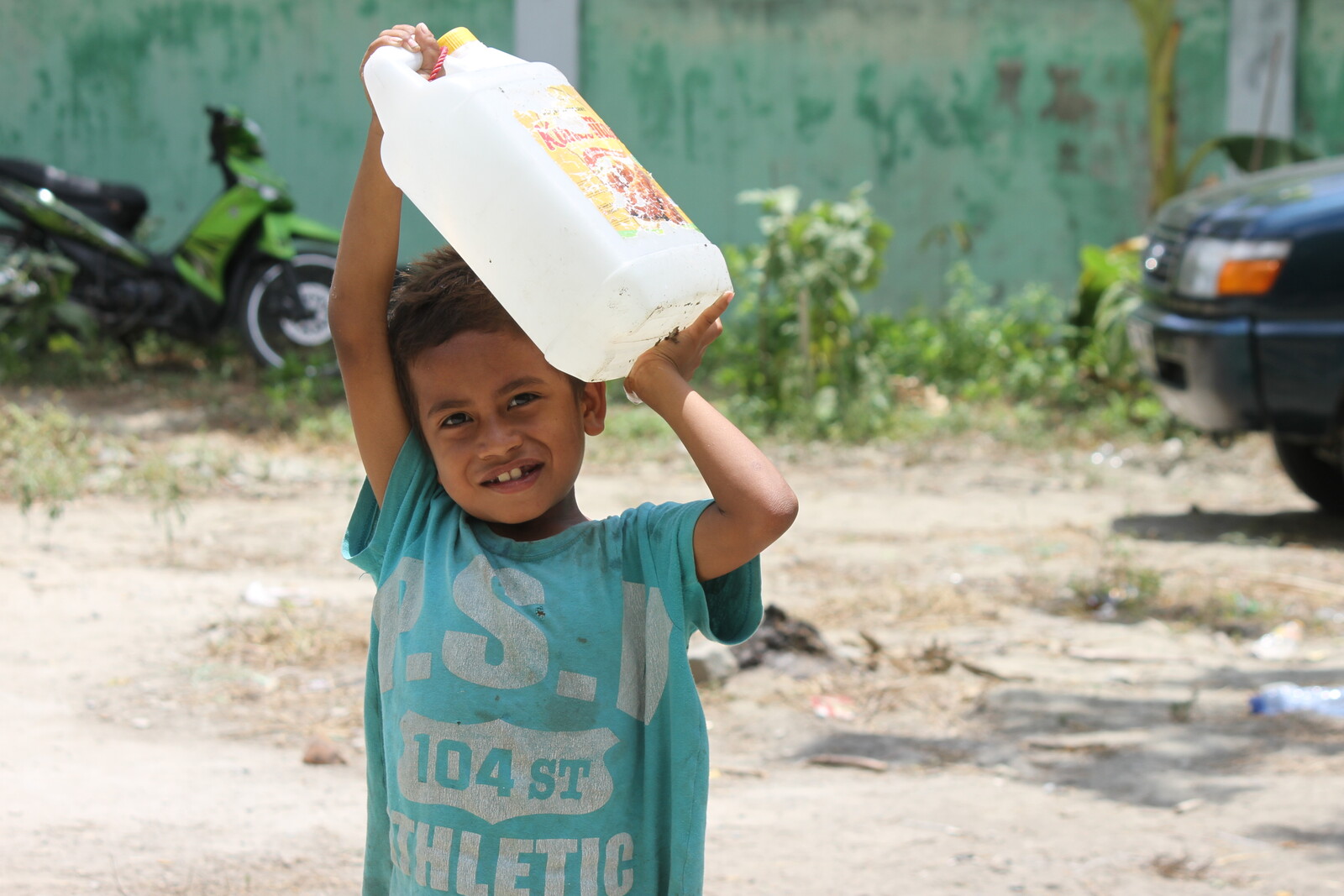 Nach Erdbeben & Tsunami auf Sulawesi freut sich der kleine Junge Awan über sauberes Trinkwasser