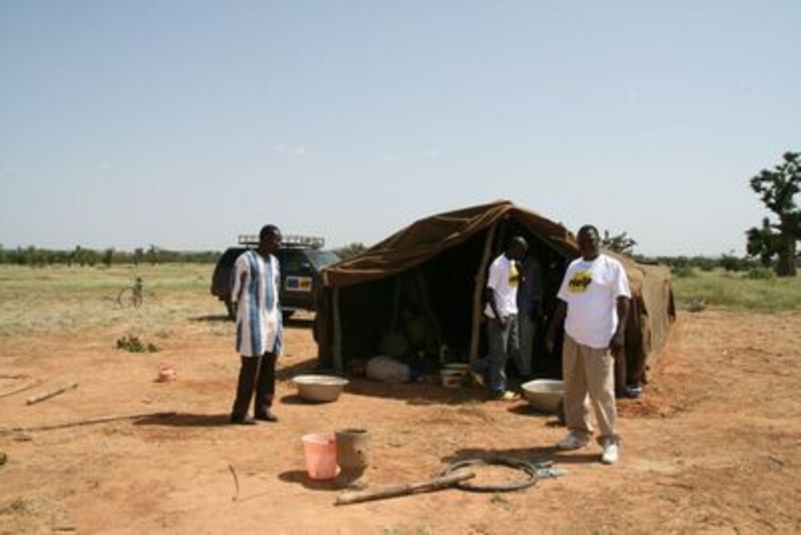 Flut Afrika: HELP-Mitarbeiter vor Notunterkunft