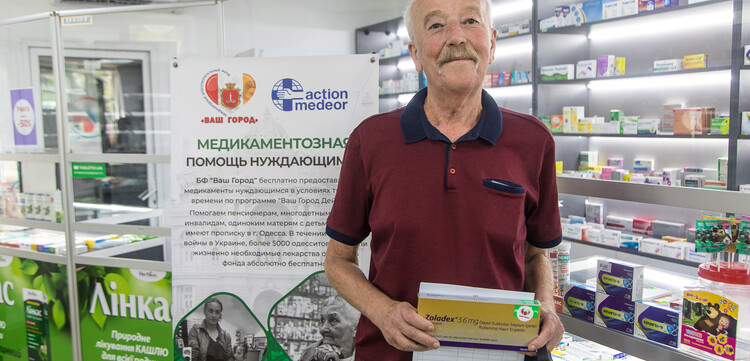 Evgeny Zhitomirsky erhält seine Krebsmedikamente in der Sozialapotheke Evgeny Zhitomirsky erhält seine Krebsmedikamente in der Sozialapotheke
