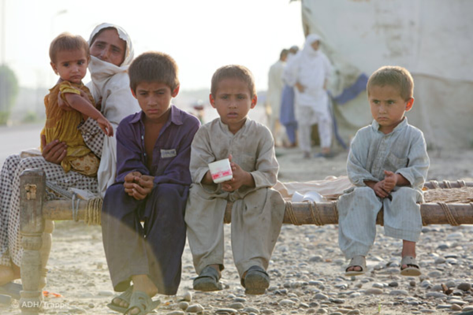 Flut Pakistan: Kinder in einem Camp an der Autobahn