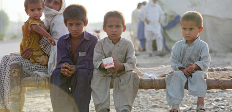 Flut Pakistan: Kinder in einem Camp an der Autobahn