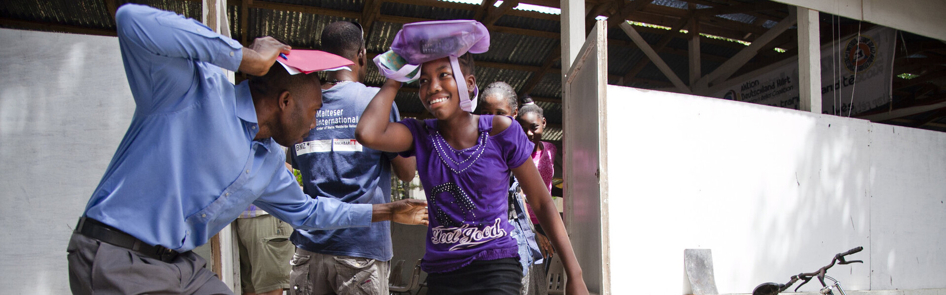 Schülerinnen und Schüler in Haiti lernen im Unterricht wie sich bei einem Erdbeben verhalten müssen