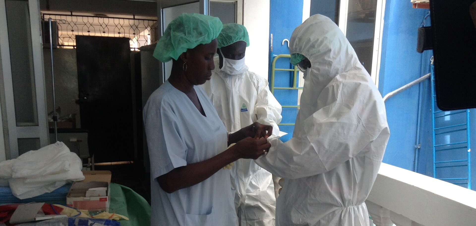 Ebola ist hochansteckend; dieses medizinische Personal in Gambia trägt daher Schutzkleidung