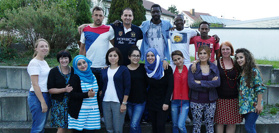 Gruppenbild mit Flüchtlinge, die als Dolmetscher ausgebildet werden