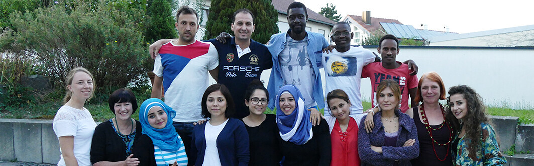 Gruppenbild mit Flüchtlinge, die als Dolmetscher ausgebildet werden