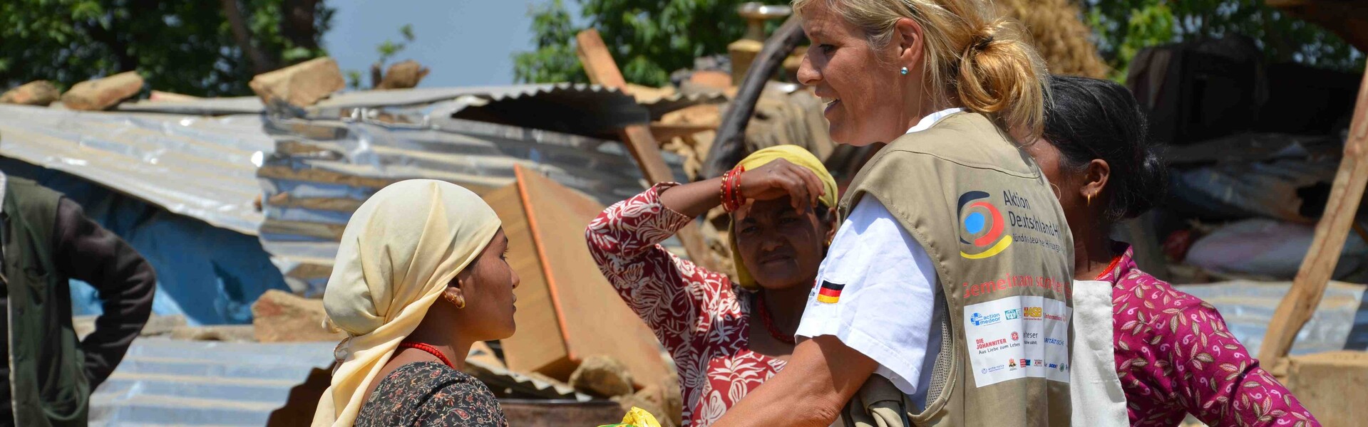 Eine Helferin von Aktion Deutschland Hilft spricht mit Frauen.