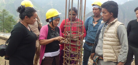 Bauleiterin von CARE zeigt, auf was beim Wiederaufbau in Nepal geachtet werden muss.    