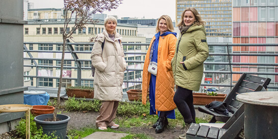 Drei geflüchtete Frauen aus der Ukraine auf dem Dach eines Coworking Spaces in Berlin 