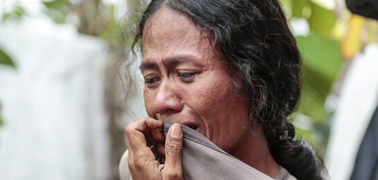 Eine Frau trauert nach dem Wüten des Taifun Haiyan auf den Philippinen 