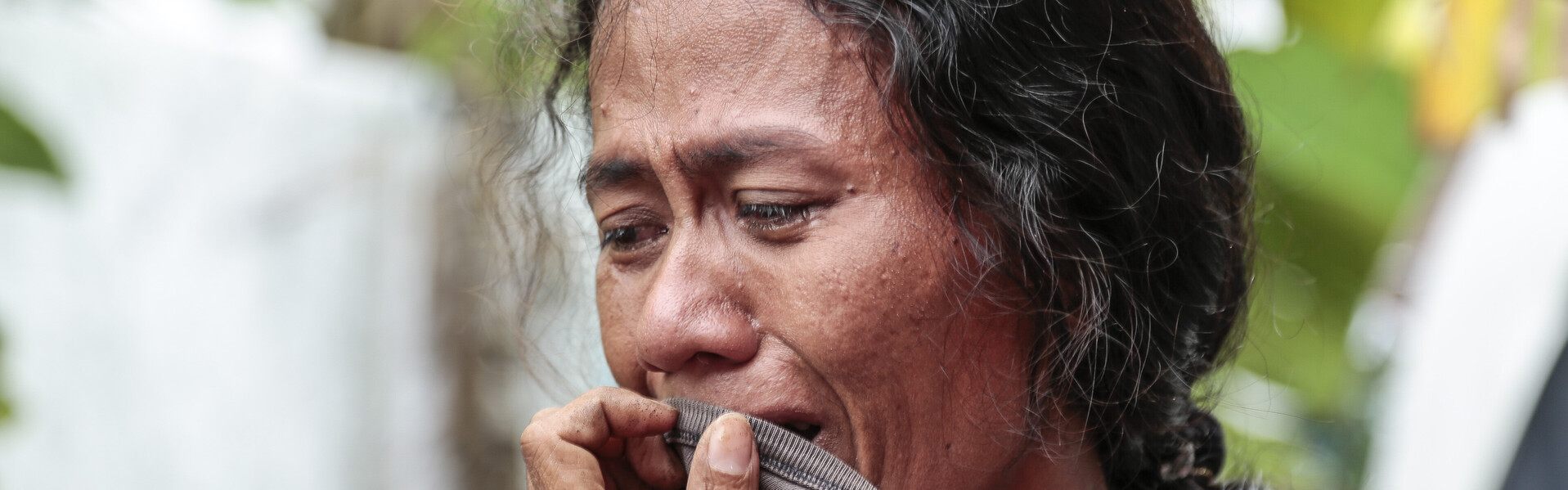 Eine Frau trauert nach dem Wüten des Taifun Haiyan auf den Philippinen 