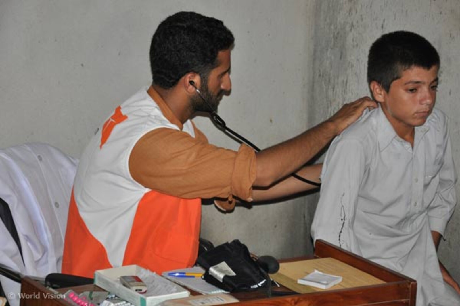 untersuchung Flut Pakistan: Arzt untersucht einen Jungen
