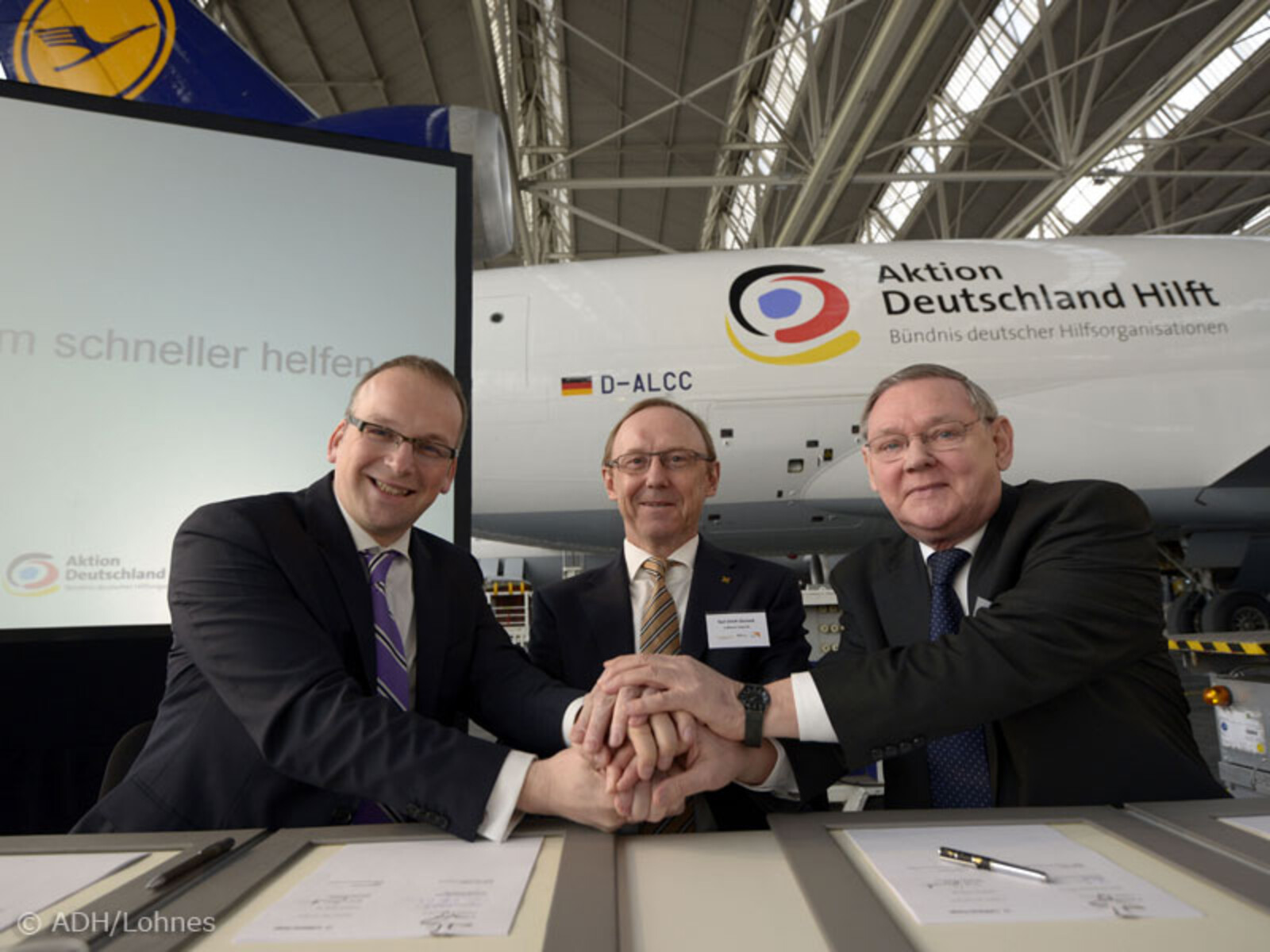 Kurz nach der Unterzeichnung des Kooperationsvertrages (v.l.n.r.): Christoph Waffenschmidt (Vorstandsvorsitzender World Vision Deutschland), Karl Ulrich Garnadt (Vorstandsvorsitzender von Lufthansa) und Rudi Frick (Vorstandsvorsitzender von ADH)
