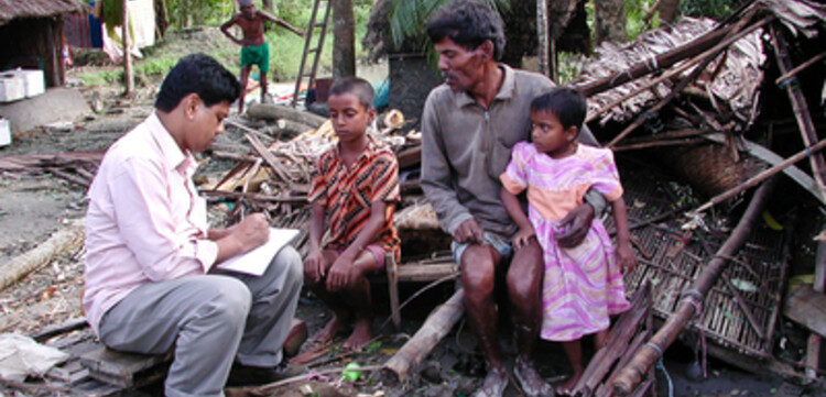 Zyklon Bangladesch: Familie vor zerstoertem Haus