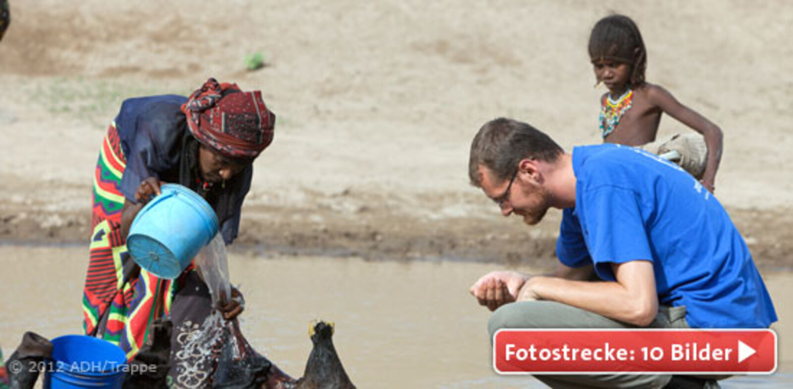 Mathias Anderson von arche noVa prüft an einer Wasserstelle in der Afar-Region von Äthiopien das Wasser.