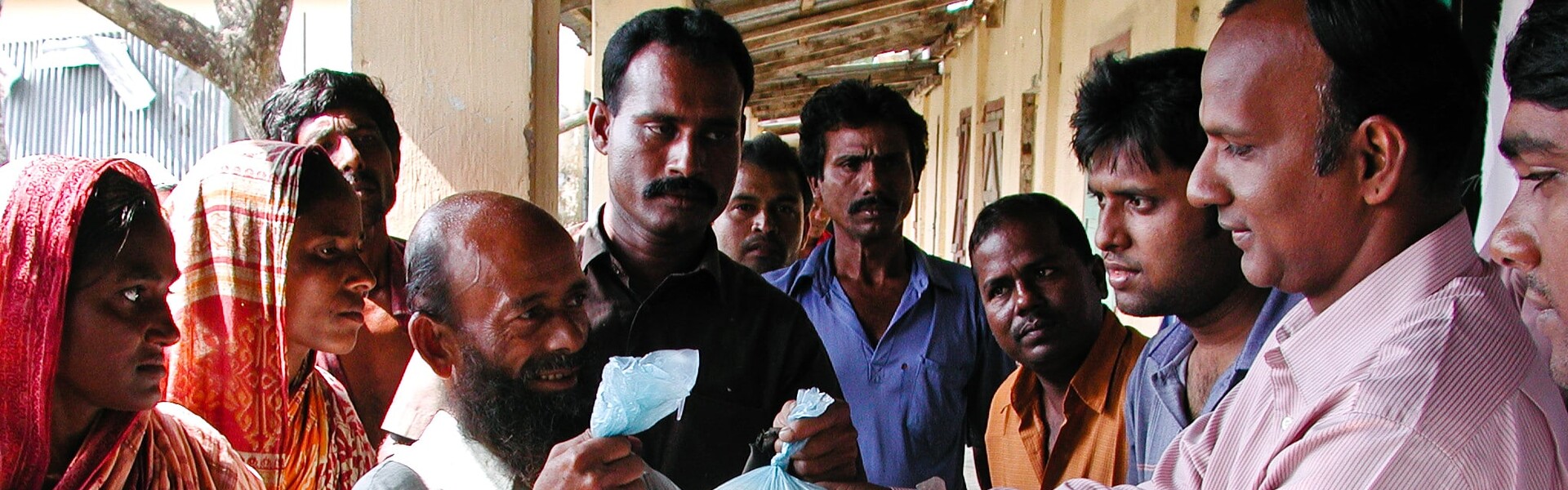 Menschen erhalten in Bangladesch Hilfsgüter (Archivbild)